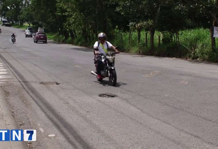 Vecinos reclaman mal estado de calle en Alajuelita: "Han ocurrido accidentes graves"