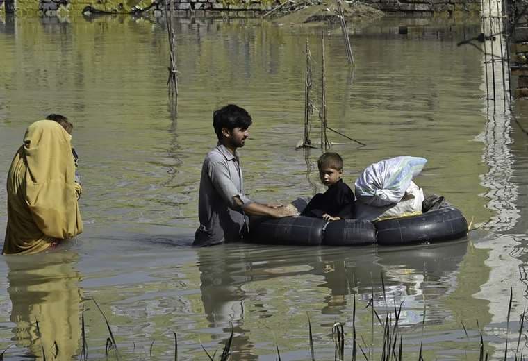 Gran operación de rescate en Pakistán por inundaciones que causaron más de mil muertos