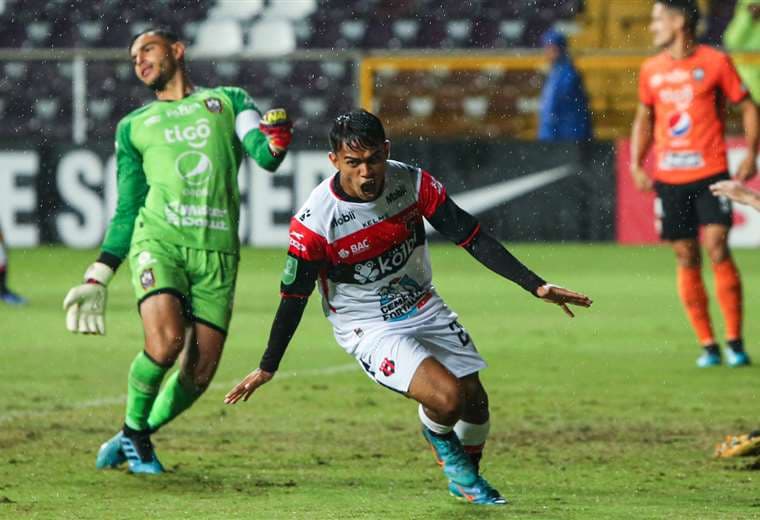 Alajuelense saca la tarea ante Águila y clasifica a octavos de Liga Concacaf