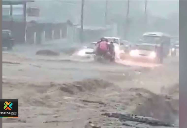 Video: Cabezas de agua arrastraron a hombre y motociclista en San Carlos