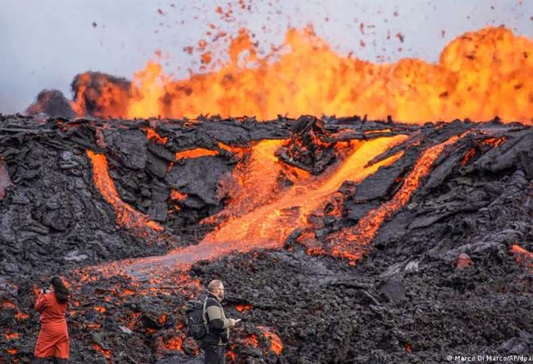 Cientos de curiosos alcanzan la zona de una erupción volcánica en Islandia