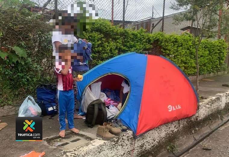 Migrantes venezolanos arman tiendas de campaña y hamacas para dormir en calles josefinas