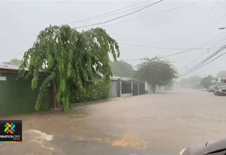 Lluvias en San Carlos: “Se inundó la tienda, hay barro por todo lado y tenemos muchas pérdidas”