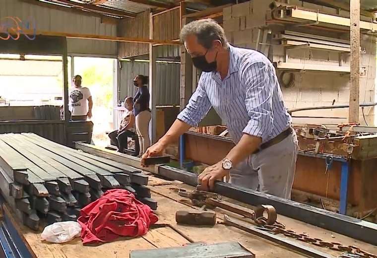 Familia cartaginesa crea madera plástica para evitar tala de árboles