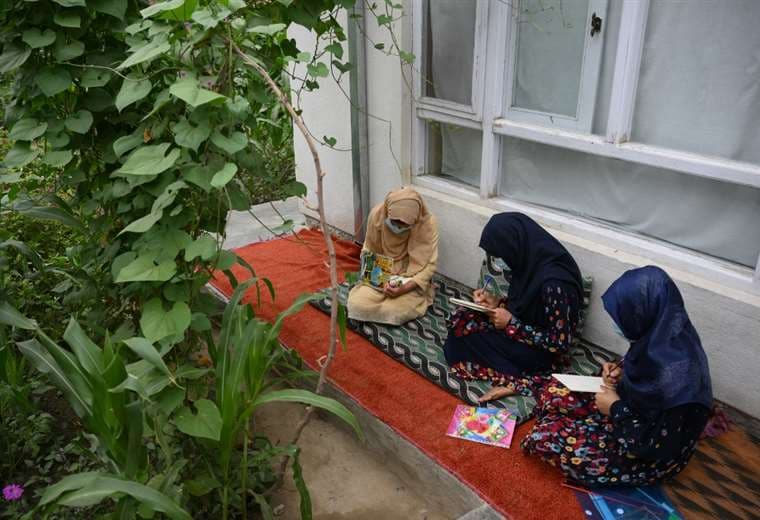 Jóvenes afganas desafían a los talibanes en escuelas secretas