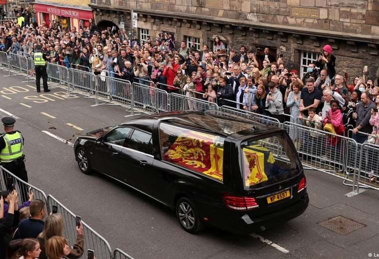 El féretro de Isabel II llega al Palacio de Holyroodhouse en Edimburgo