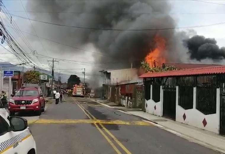 Incendio consume varias casas en Desamparados