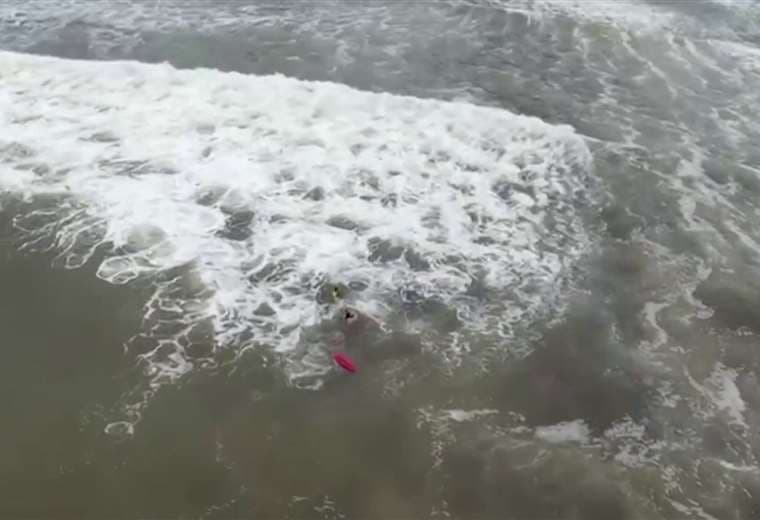 Un turista murió y tres más fueron rescatados tras ser arrastrados por ola en Jacó