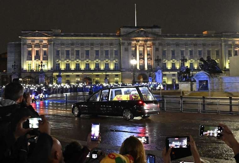 El féretro de Isabel II llega al Palacio de Buckingham