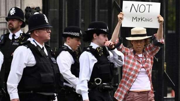 Arresto de manifestantes contra la monarquía inglesa despierta preocupación por la libertad de expresión