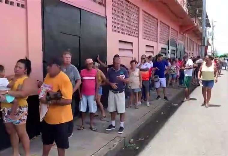 Largas filas para comprar entradas para el partido Puntarenas-Alajuelense