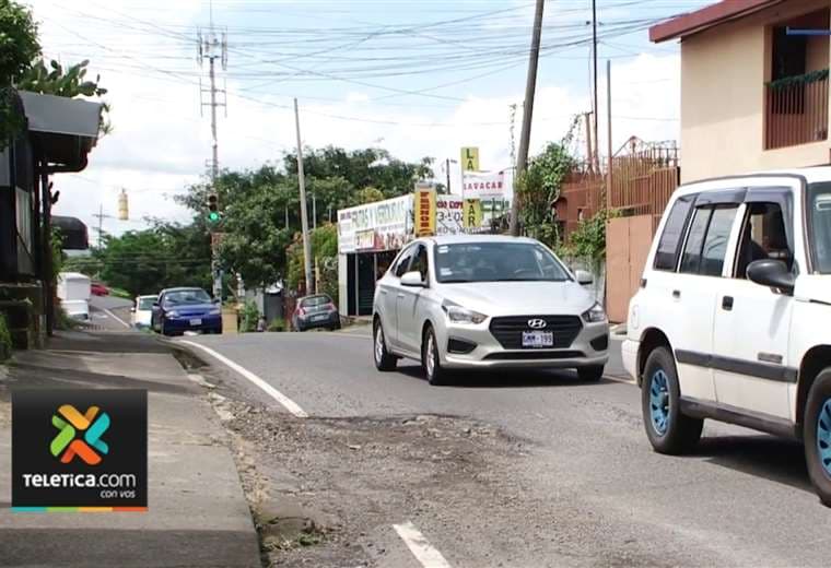 Hueco en la vía principal de Villa Bonita en Alajuela preocupa a conductores