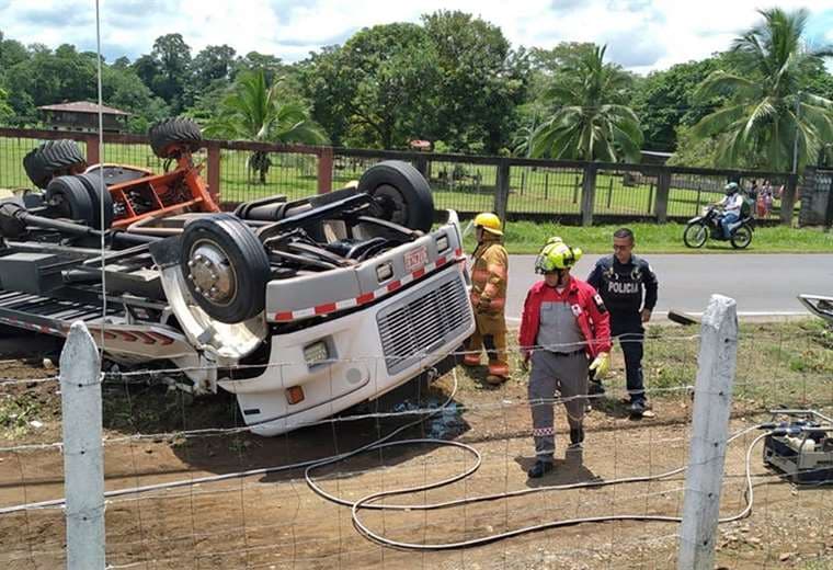 Dos hombres mueren tras vuelco de camión en Sarapiquí