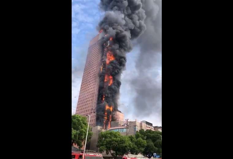 Video: Incendio arrasa un rascacielos en una ciudad en China