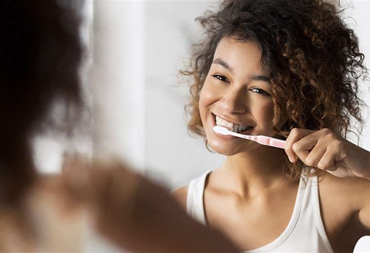Las cosas que no debés hacer cuando te lavás los dientes