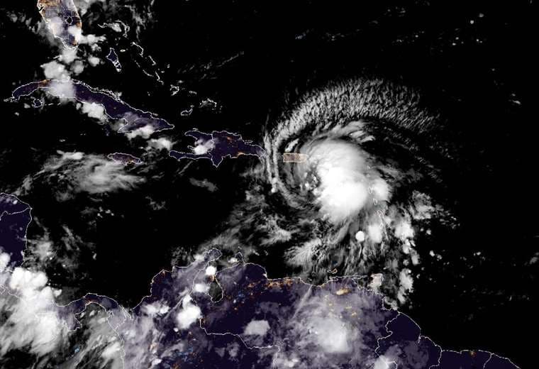 Tormenta Fiona se convierte en huracán al acercarse a las costas de Puerto Rico