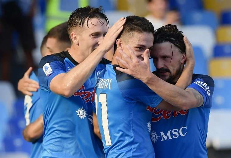 Nápoles gana al Milan (2-1) y se une al Atalanta en cabeza
