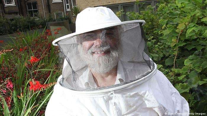 Por qué el apicultor real informó a las abejas de Isabel II que la reina había muerto