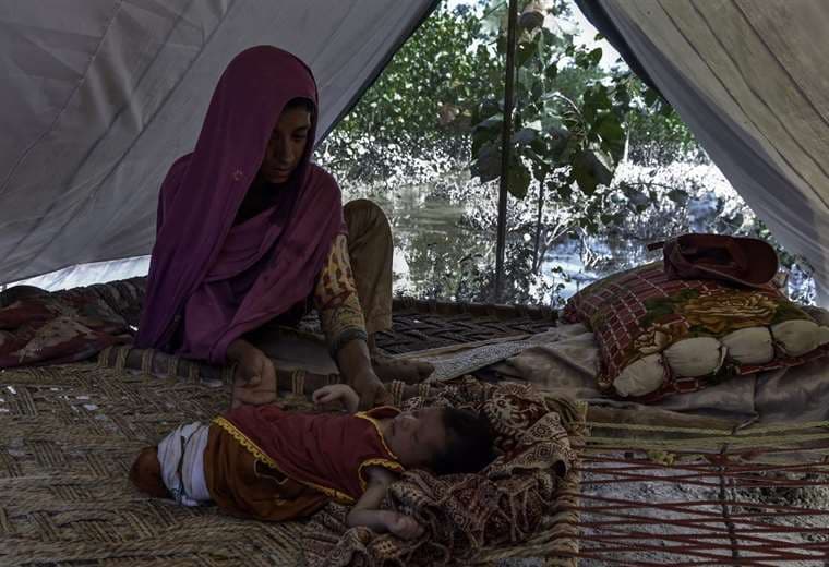 Madre e hija recién nacida sobreviven entre el barro tras inundaciones de Pakistán