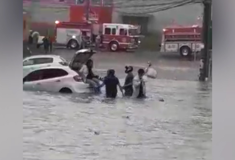 Heredia: Rescatan a personas atrapadas dentro de carro tras inundaciones