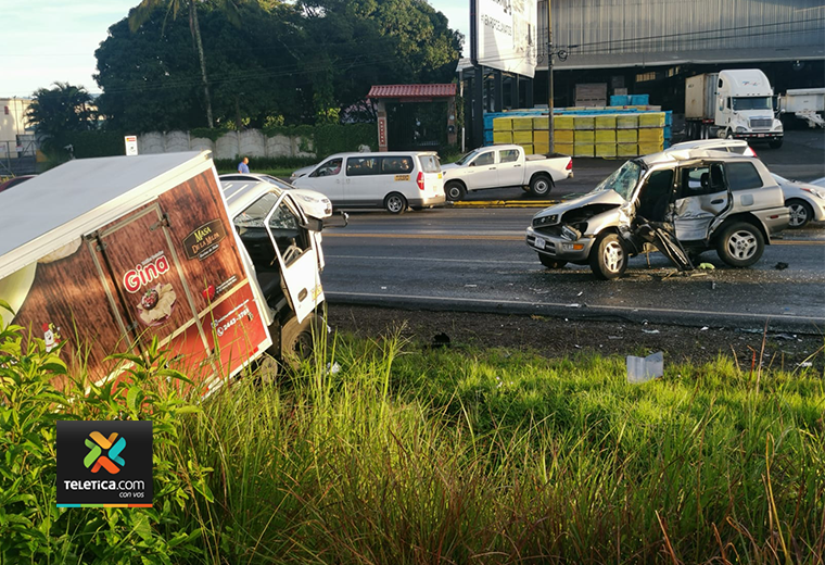 Choque deja tres heridos en El Coyol y provoca enorme congestionamiento vial