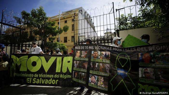 El Salvador: familias de personas detenidas protestan frente a la Catedral