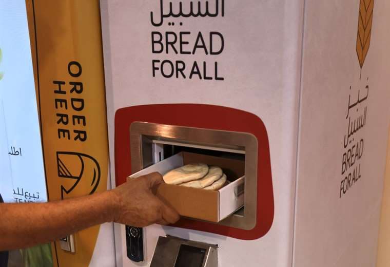 Dispensadores de pan gratis para los más pobres en Dubái