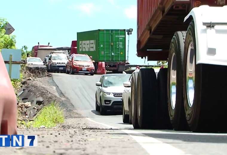 Puentes socavados y caída de material afectan el tránsito en siete vías del país
