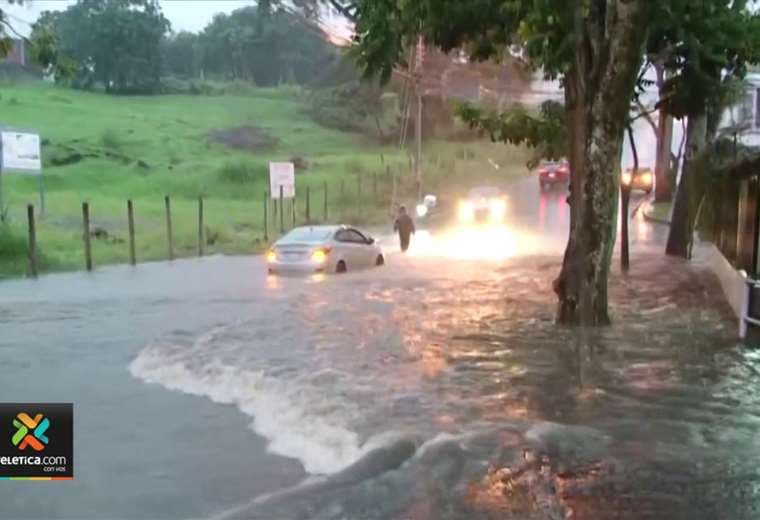Río dejó carros atrapados, calles y casas inundadas en San Pedro