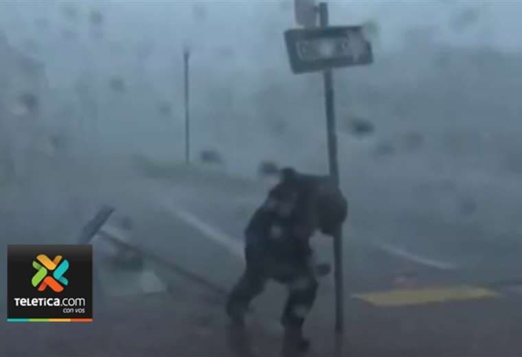 Video: Meteorólogo casi “sale volando” por los fuertes vientos de Ian