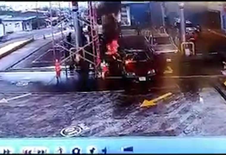 Video: Conductor sale ileso luego de que carro se incendiara dentro de gasolinera