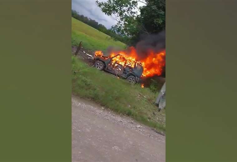 Conductor choca contra poste y su carro se enciende en llamas 