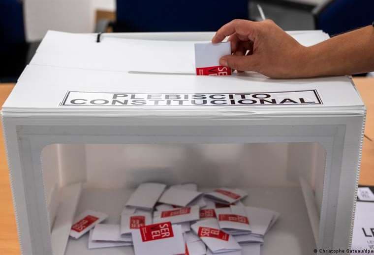 Centros de voto abren en Chile para el plebiscito sobre la nueva Constitución