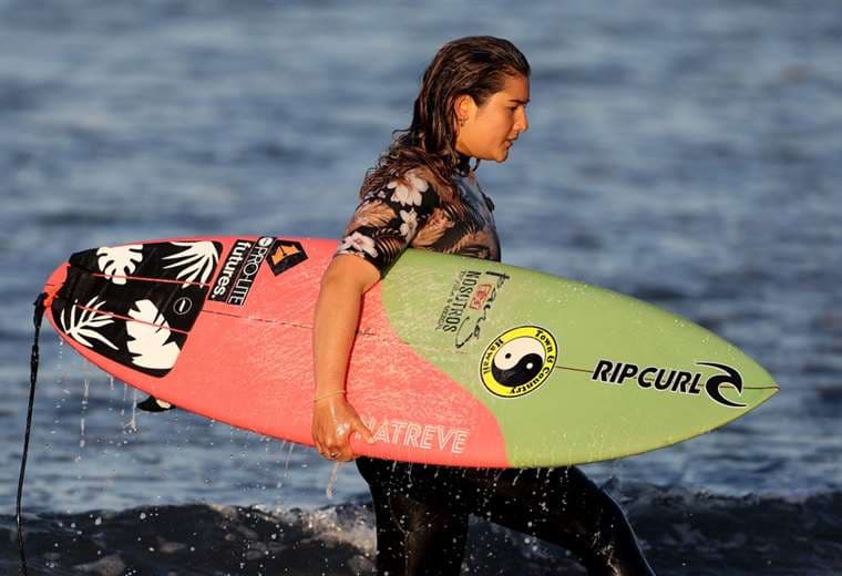 Brisa Hennessy está a las puertas de enfrentar a la élite del surf por el título mundial