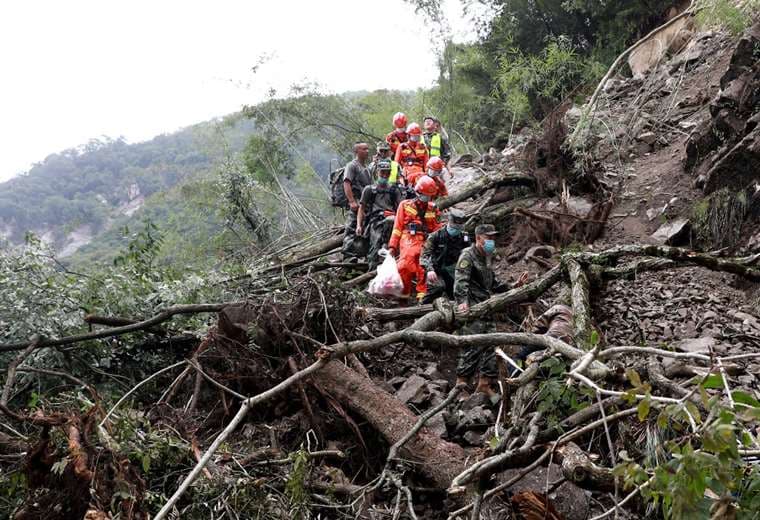 Milagroso rescate de sobreviviente de terremoto en China 17 días después