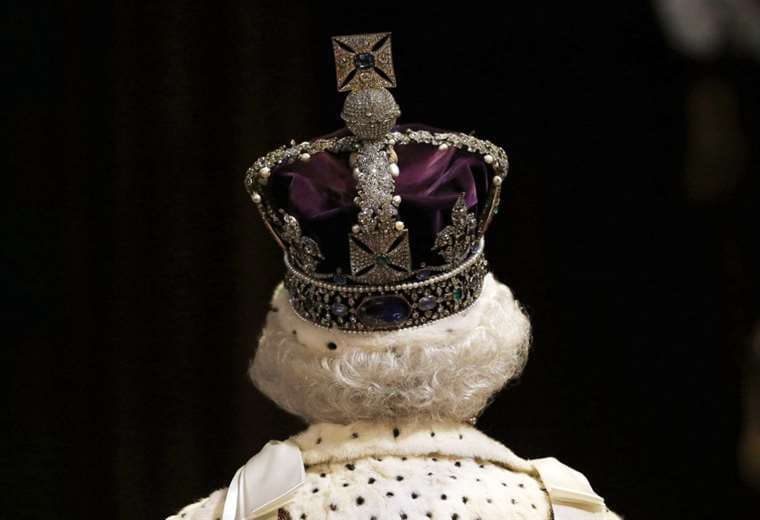 De los billetes al himno, qué va a cambiar tras la muerte de Isabel II