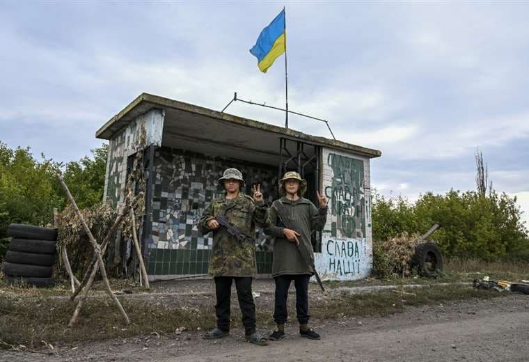 "Buscando a rusos": niños juegan a ser soldados en las carreteras de Ucrania