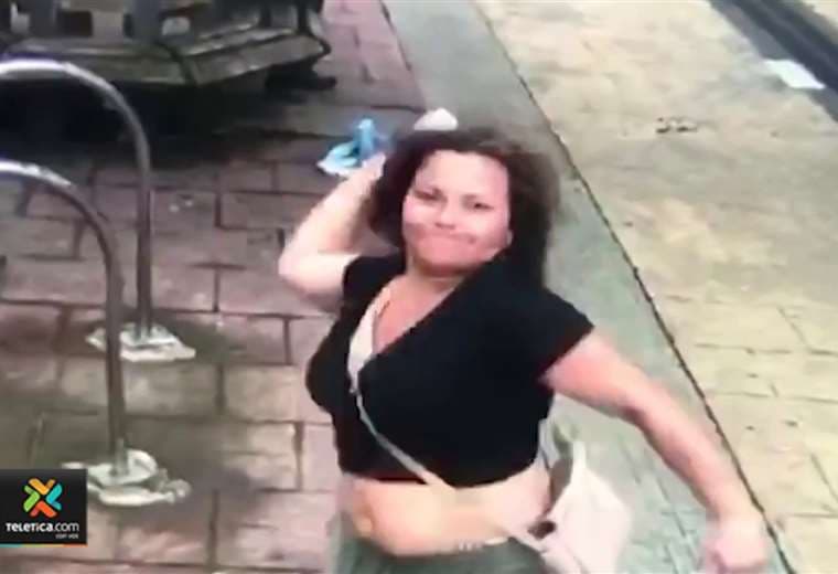 Detienen a mujer que dañó a pedradas cámara de seguridad en San José