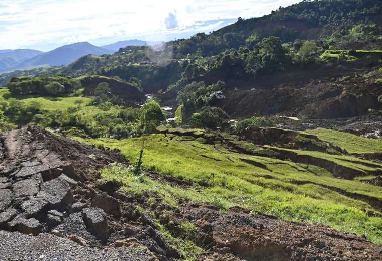 Derrumbe destruye principal carretera entre Colombia y Ecuador