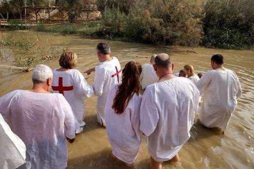 Miles de católicos regresan al lugar donde bautizaron a Jesús