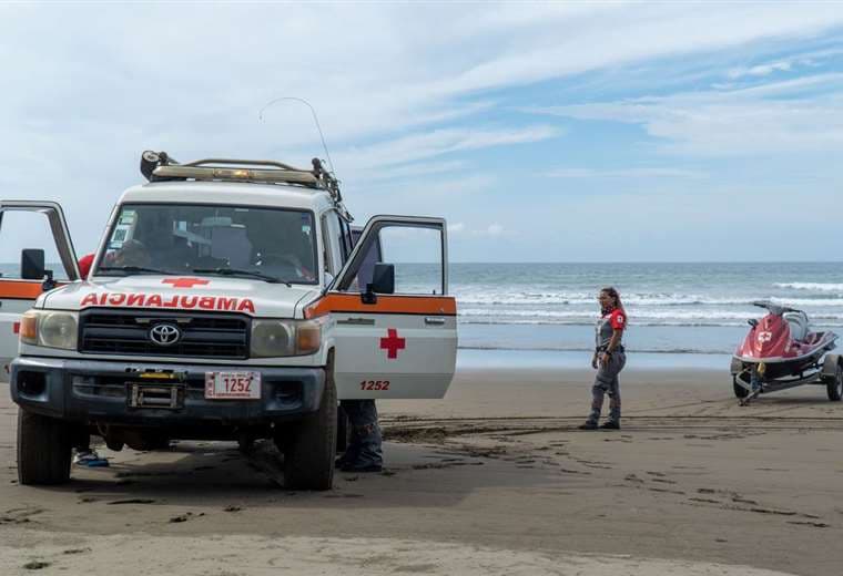 Mujer muere ahogada tras ser arrastrada por la corriente en Cahuita