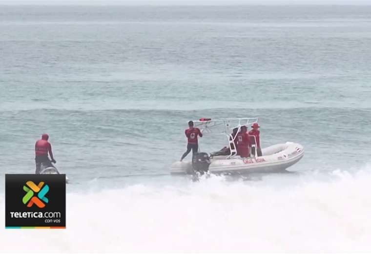 Dos extranjeros fueron rescatados tras ser arrastrados por el mar en Cahuita