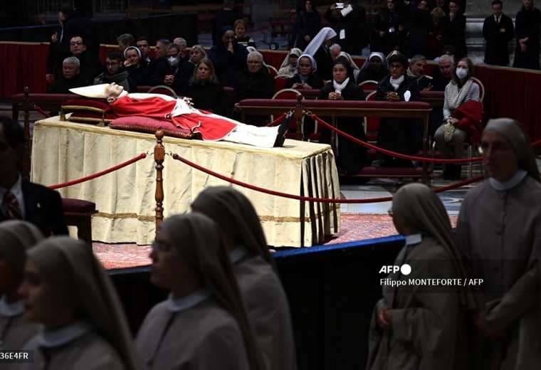 65.000 fieles se despidieron de Benedicto XVI en Basílica de San Pedro