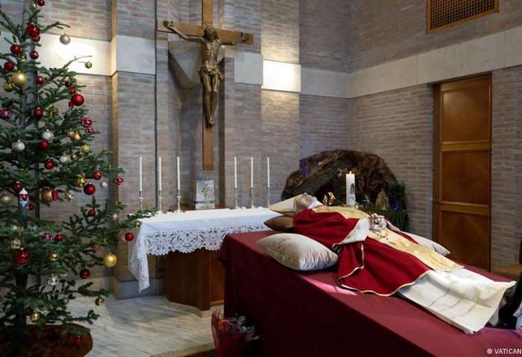 Abre la capilla ardiente de Benedicto XVI en la Basílica de San Pedro