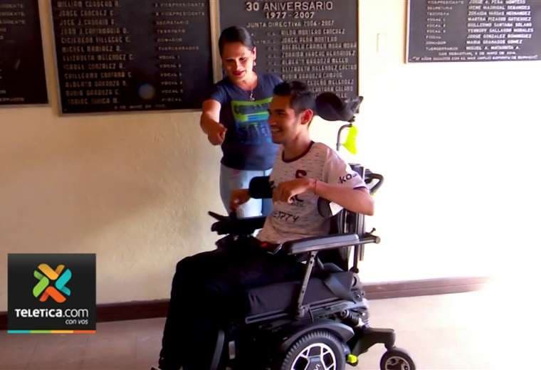 Pareja de ticos en EE. UU. se unió al "Sueño de Navidad" con donación de silla de ruedas