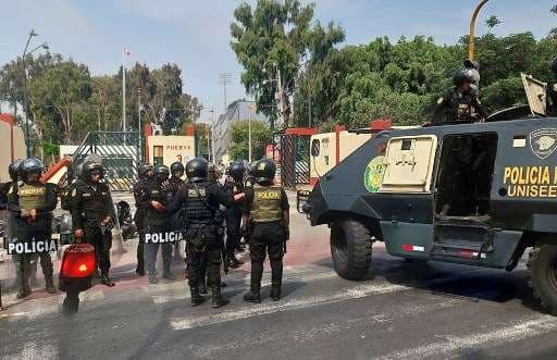 Un muerto en enfrentamientos con la policía en Perú; queman comisaría