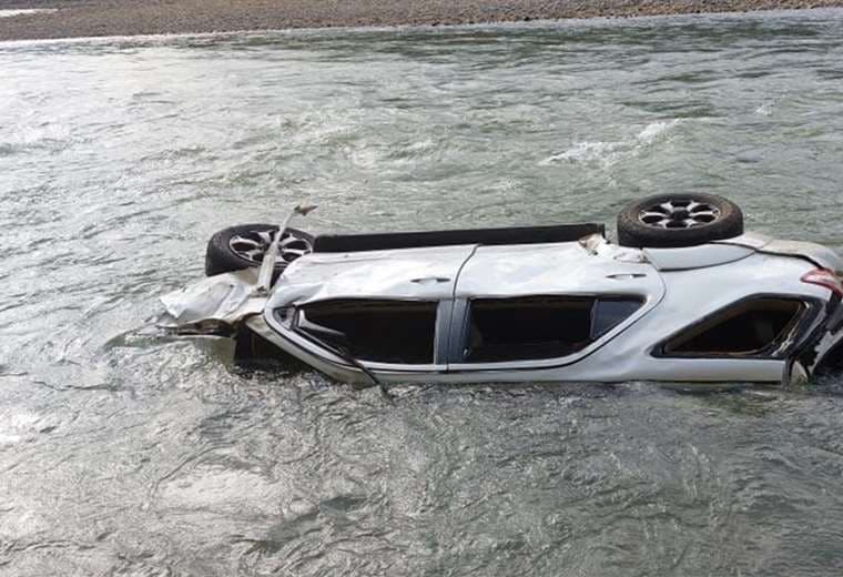 Carro con siete pasajeros cae a guindo de 30 metros y termina en río Térraba