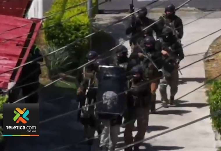 Video: Sospechosos de asesinato en Heredia se entregaron tras varias horas atrincherados