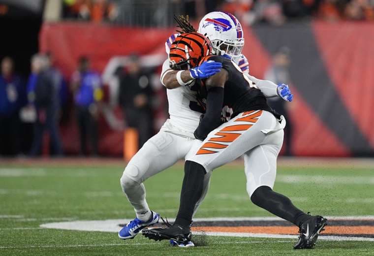 Damar Hamlin (casco balnco). AFP