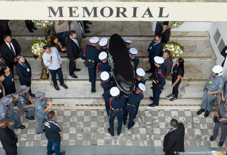 Pelé es enterrado en una ceremonia privada tras masivo homenaje en Santos